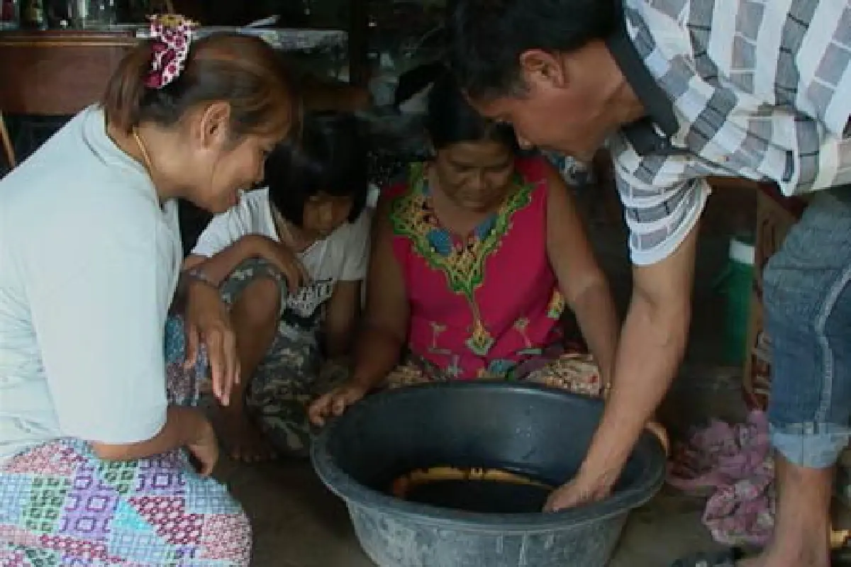 ฮือฮา!ปลาไหลทองคำคอหวยแห่ตีเลขเด็ด