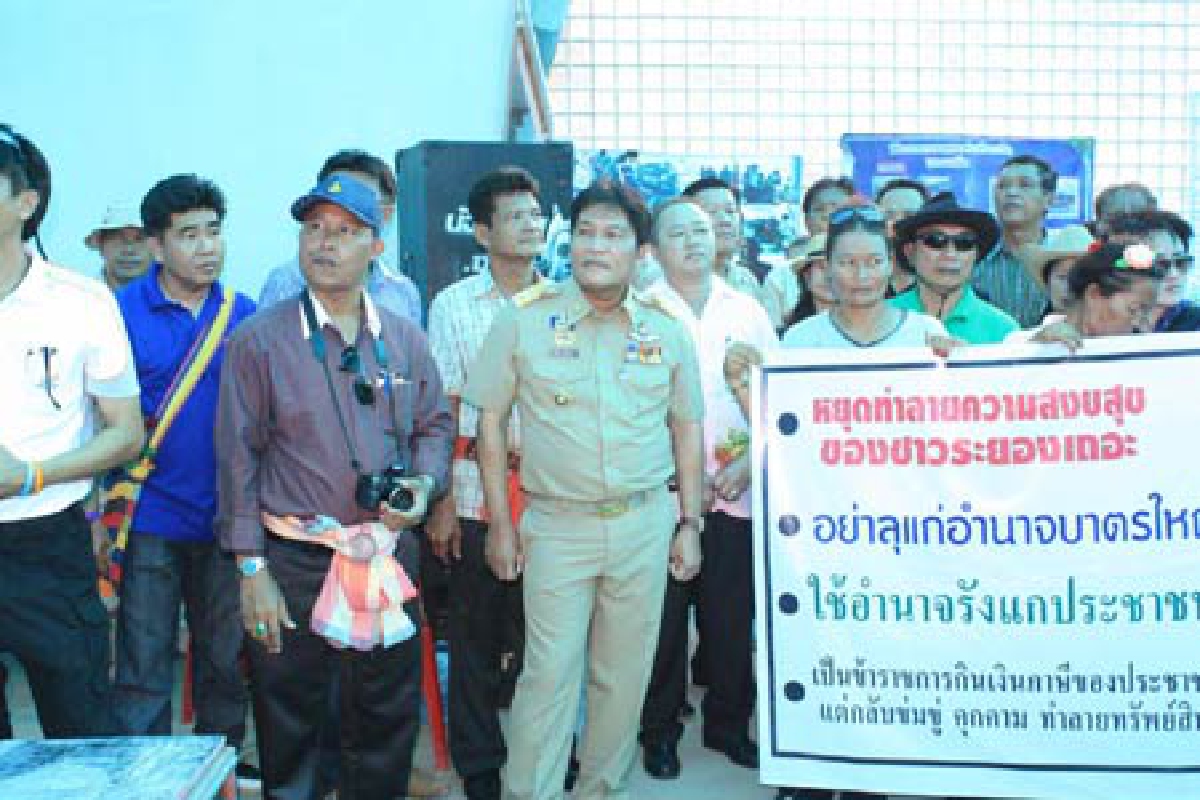 ชาวเกาะเสม็ดต้านรื้อท่าเทียบเรือ ชาวเกาะเสม็ดต้านรื้อท่าเทียบเรือ