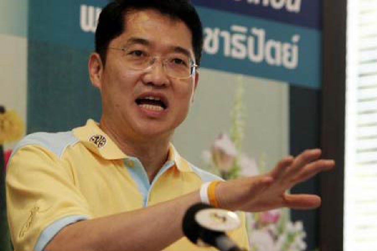 ปชป. จี้ กต.ทบทวนออกพาสปอร์ตให้ทักษิณ ปชป. จี้ กต.ทบทวนออกพาสปอร์ตให้ทักษิณ
