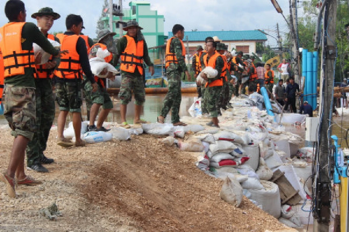 ระดมอุดรอยรั่วกู้สุโขทัยท่วมรอบสอง