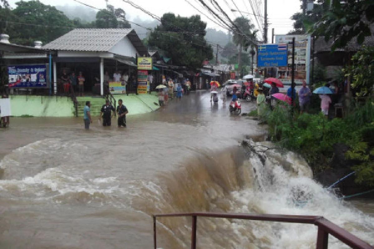ฝนถล่มหนักเกาะช้างเจอท่วม3จุดท่องเที่ยว