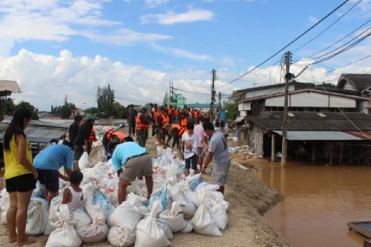 ระดมอุดรอยรั่วกู้สุโขทัยท่วมรอบสอง