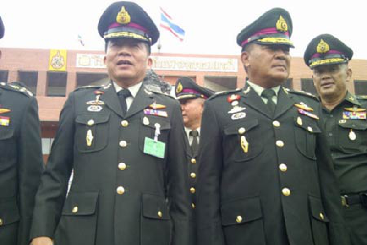 เสถียรจับมือทนงศักดิ์โชว์สื่อ-ไม่อุทธรณ์คำสั่งเด้ง เสถียรจับมือทนงศักดิ์โชว์สื่อ-ไม่อุทธรณ์คำสั่งเด้ง