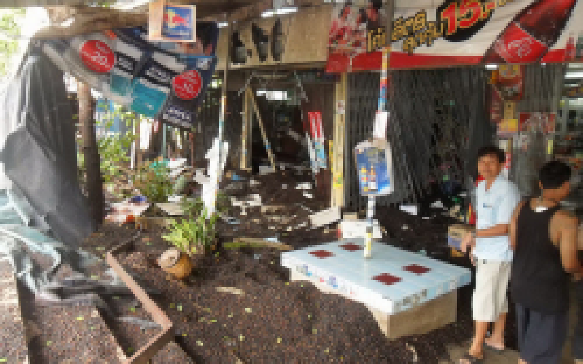 รถบรรทุกเมล็ดปาล์มชนห้องแถวพังยับ