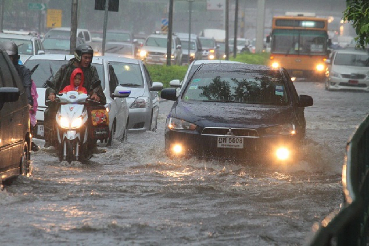 Bangkok floods? Blame City Hall, says Govt