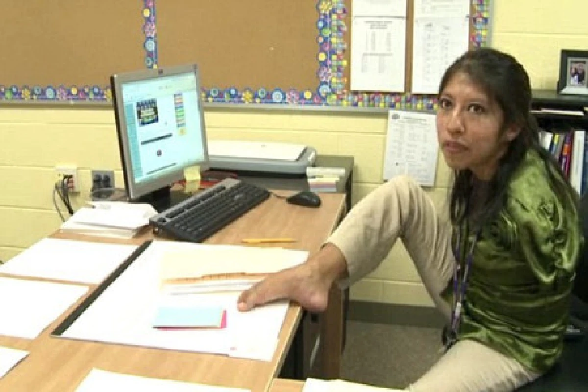 ทึ่ง!ครูไร้แขนสอนเลขนักเรียนด้วยเท้า