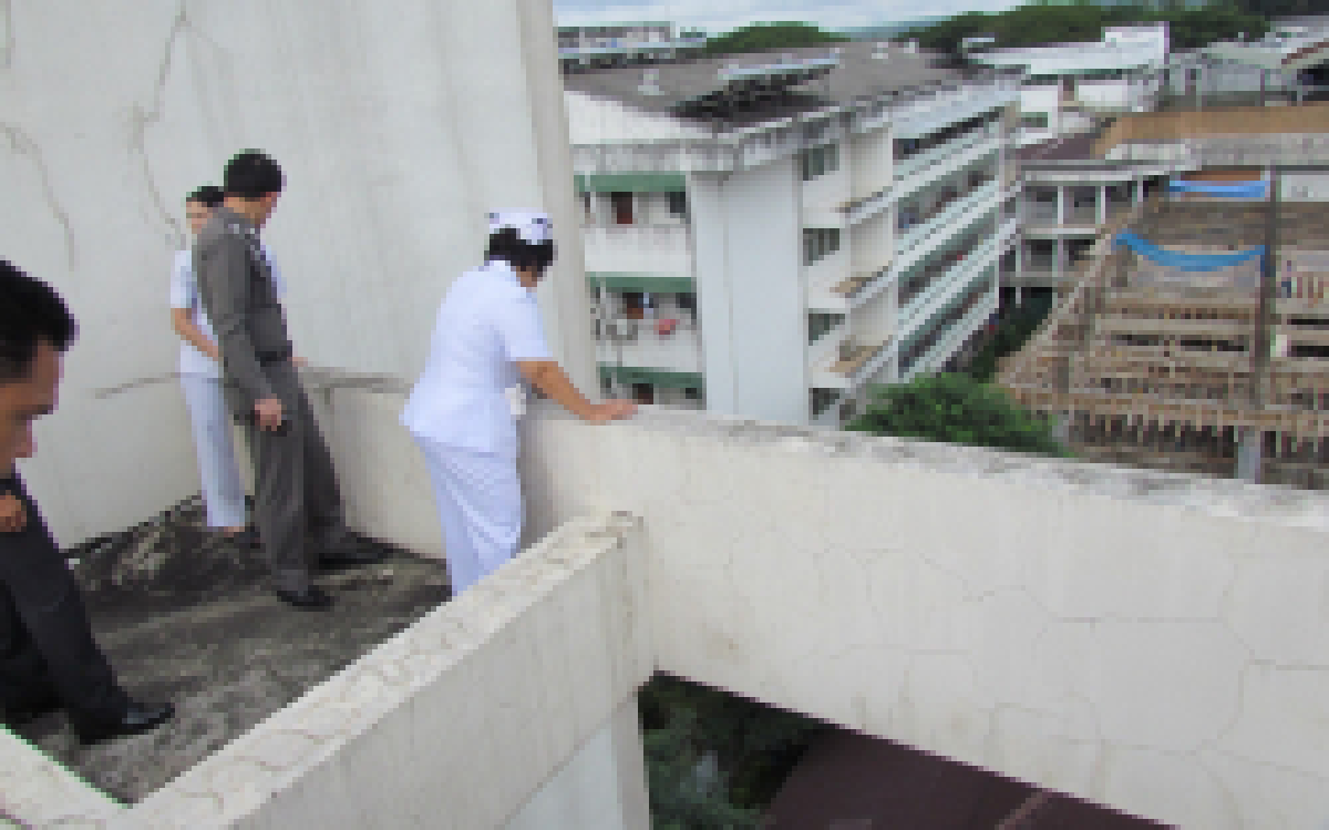 คนไข้คลั่งดิ่งตึกชั้น5รอดปฎิหาริย์