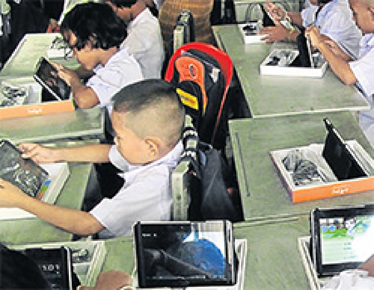 ‘เด็กไม่อยากจับดินสอเขียนบนกระดาษจริงๆ’  เสียงสะท้อนการใช้แท็บเล็ตเด็ก ป.1