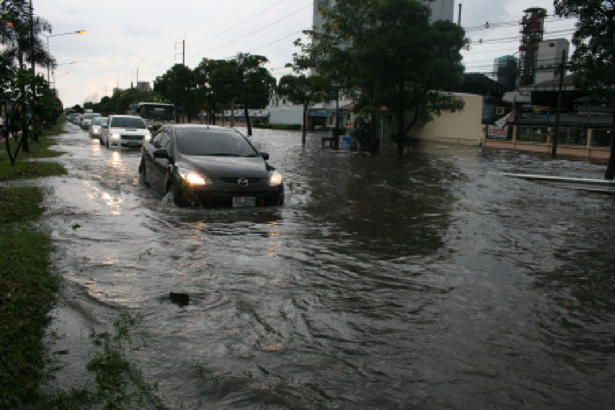 ฝนถล่มโคราชน้ำท่วมมิตรภาพ50ซม. ฝนถล่มโคราชน้ำท่วมมิตรภาพ50ซม.