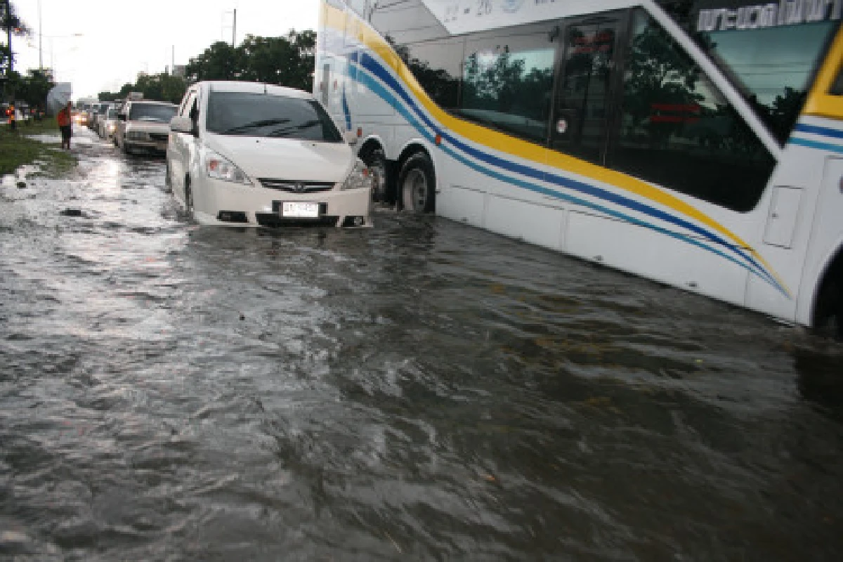 ฝนถล่มโคราชน้ำท่วมมิตรภาพ50ซม.