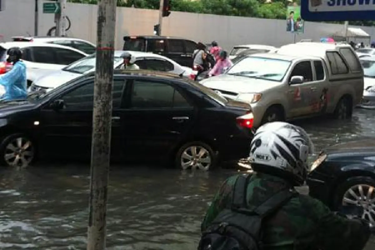 ฝนตกทั่วกรุง กทม.ขอโทษระบายน้ำช้า