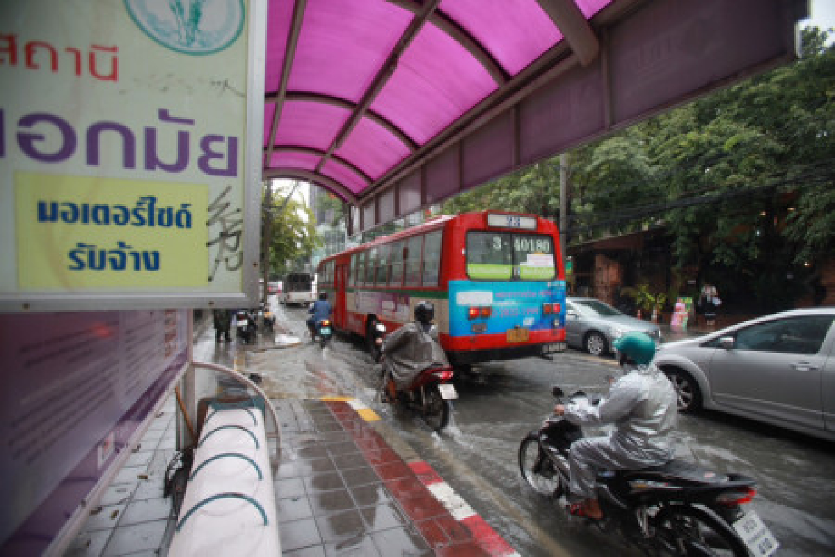 ฝนตกทั่วกรุง กทม.ขอโทษระบายน้ำช้า ฝนตกทั่วกรุง กทม.ขอโทษระบายน้ำช้า