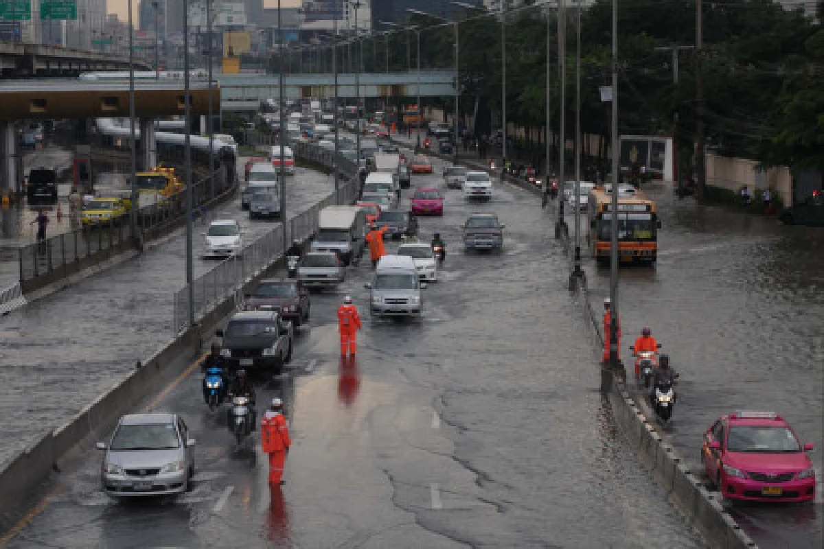 ฝนตกทั่วกรุง กทม.ขอโทษระบายน้ำช้า