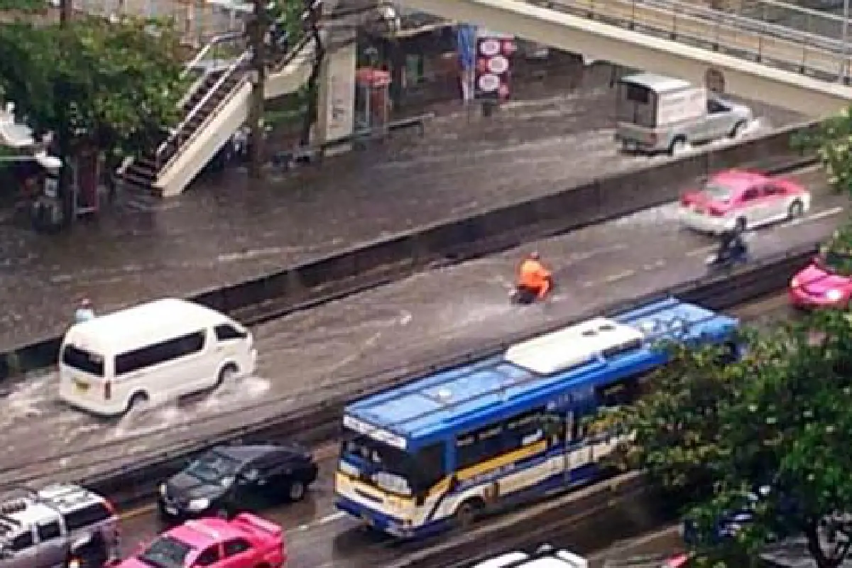 ฝนตกทั่วกรุง กทม.ขอโทษระบายน้ำช้า