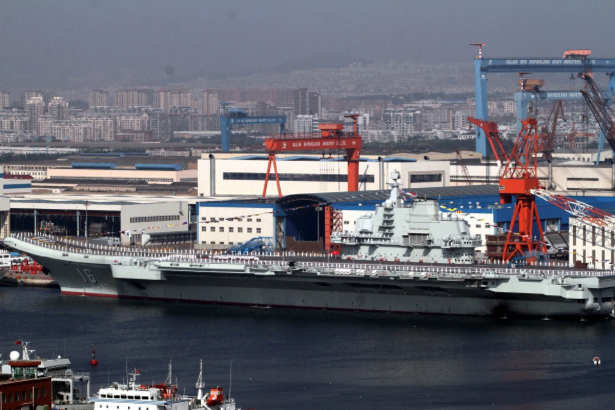 จีนเผยโฉมเรือบรรทุกเครื่องบินลำแรก