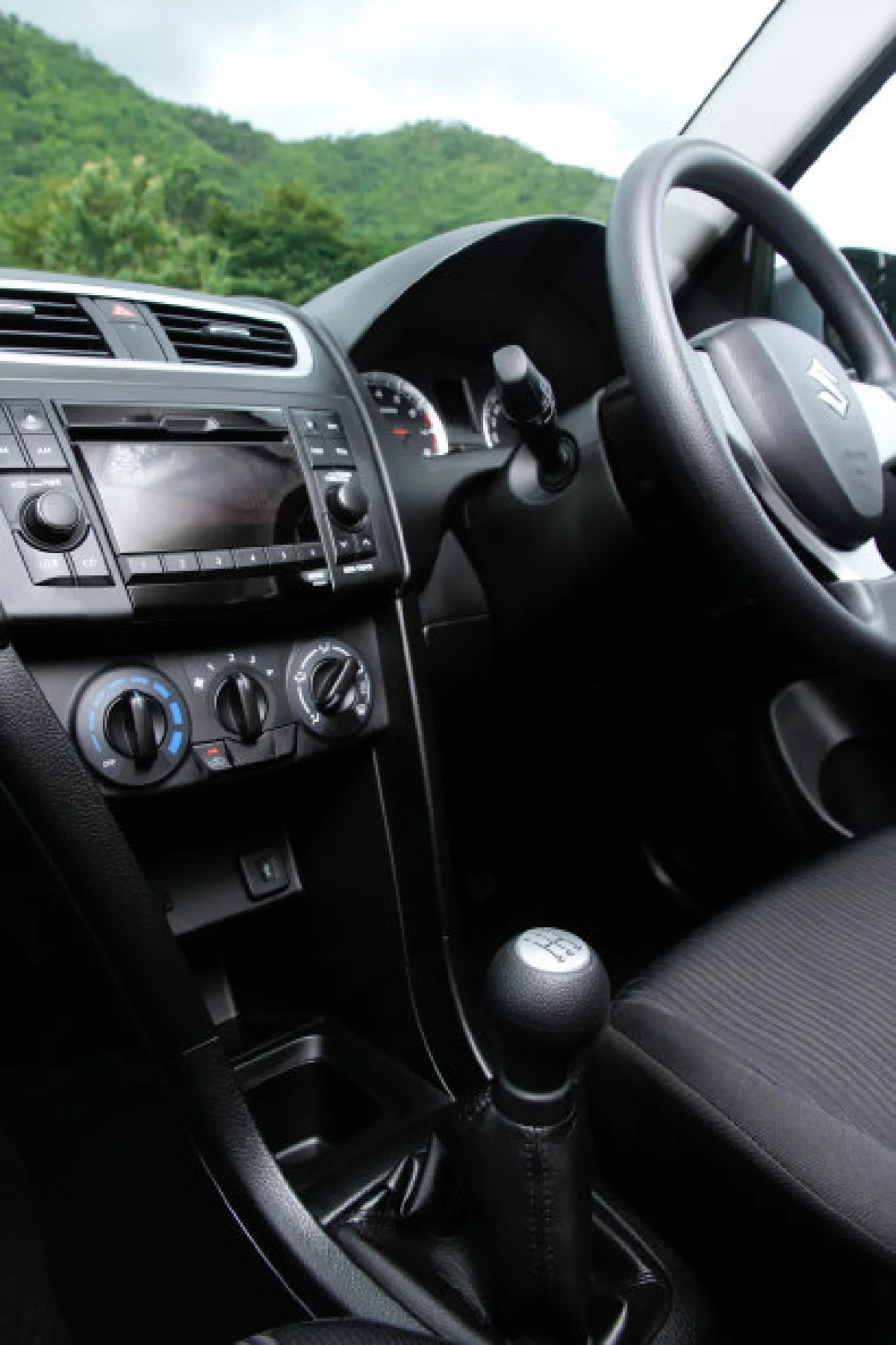 ลองขับ  “ซูซูกิ สวิฟท์” เกียร์ธรรมดา