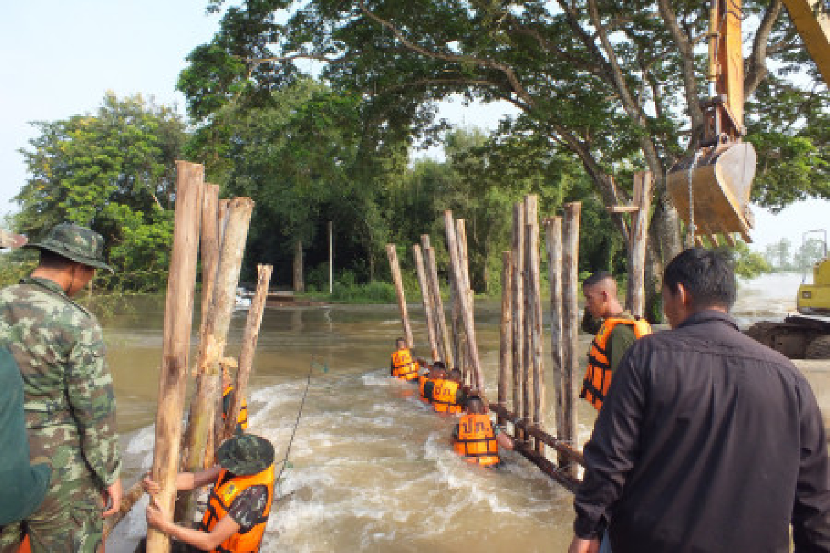 ทหาร-ชาวบ้านทำกำแพงป้องกันน้ำทะลักปราจีนฯ ทหาร-ชาวบ้านทำกำแพงป้องกันน้ำทะลักปราจีนฯ