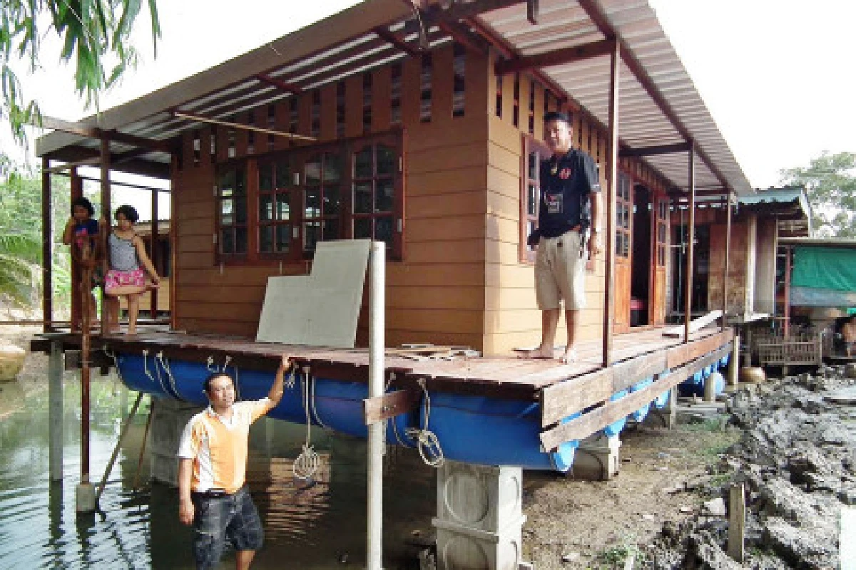 หนุ่มปทุมฯทุ่ม2แสนสร้างบ้านลอยน้ำ