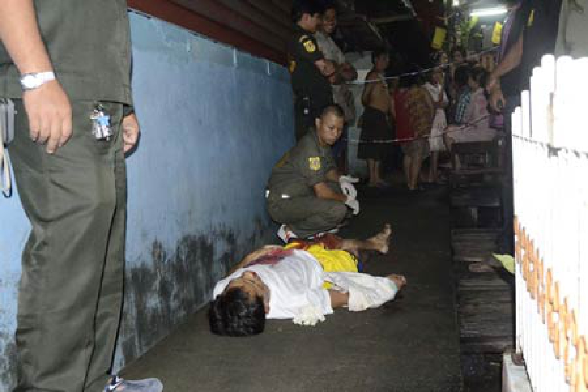 เมียสุดทนผัวเก่าตามราวีคว้ามีดเสียบอกดับ เมียสุดทนผัวเก่าตามราวีคว้ามีดเสียบอกดับ