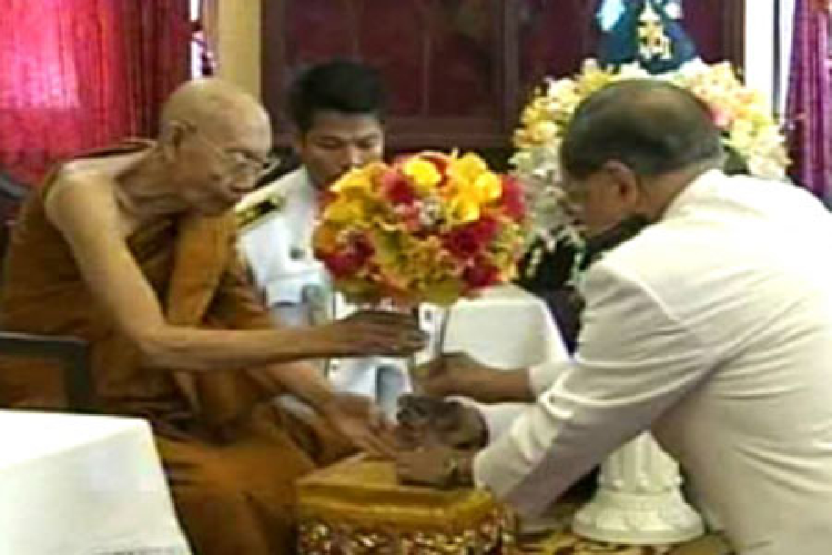 ในหลวงพระราชทานดอกไม้พระสังฆราช ในหลวงพระราชทานดอกไม้พระสังฆราช
