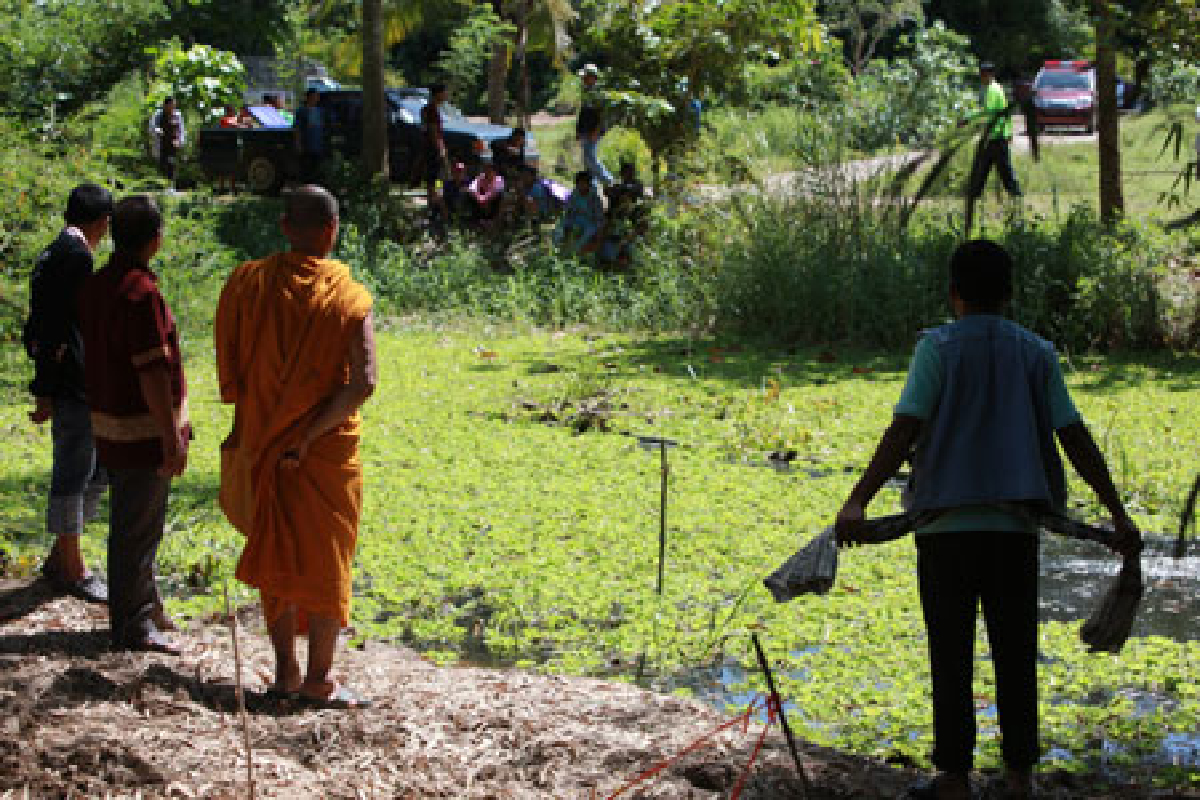 ตร.เพชรบุรีสูบน้ำหาหลักฐานสระไร่หมอสุพัฒน์ ตร.เพชรบุรีสูบน้ำหาหลักฐานสระไร่หมอสุพัฒน์