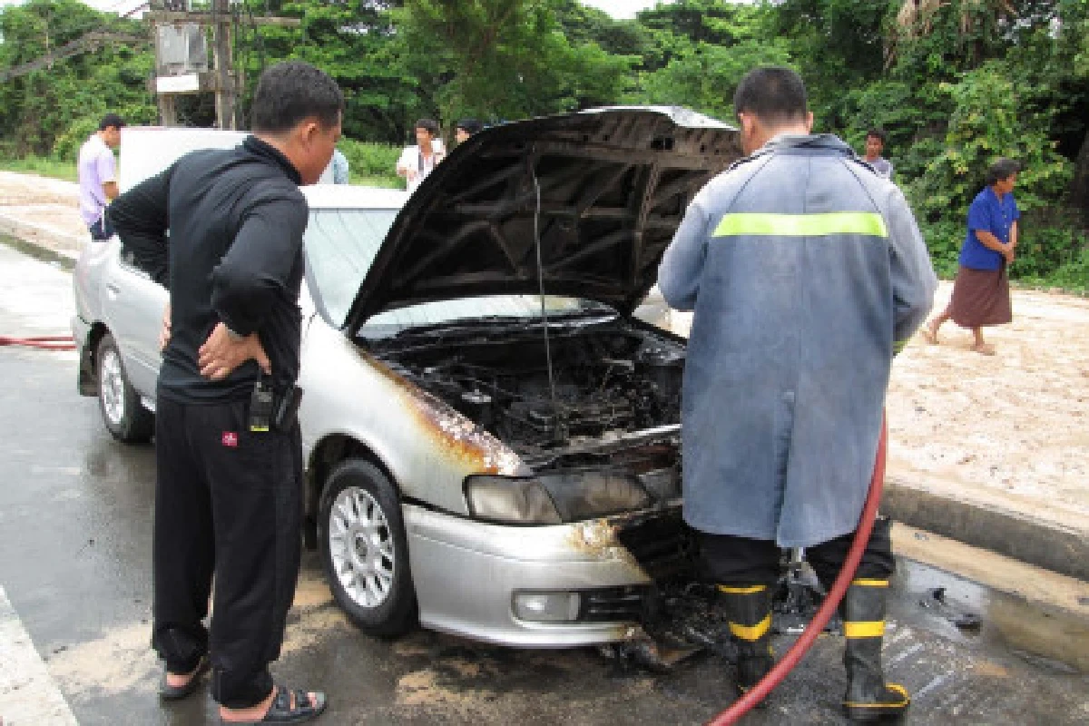 ไฟลุกเก๋งติดแก๊สโชคดีไม่บึ้ม