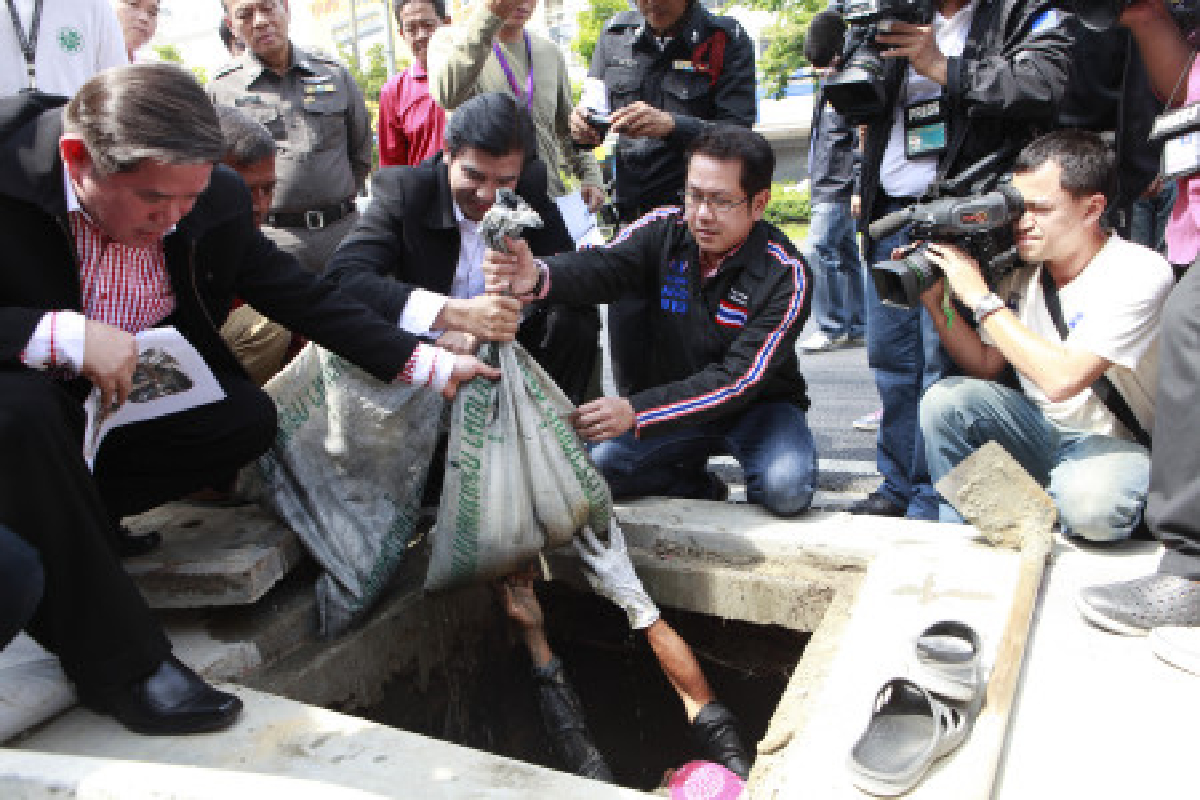 ปชป.เล็งฟ้องพท.ดึงถุงทรายจากท่อ ปชป.เล็งฟ้องพท.ดึงถุงทรายจากท่อ