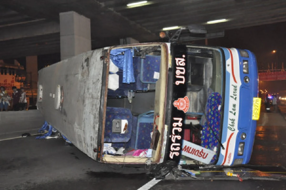 รถทัวร์อุบลฯ-กทม.คว่ำเจ็บ25ราย