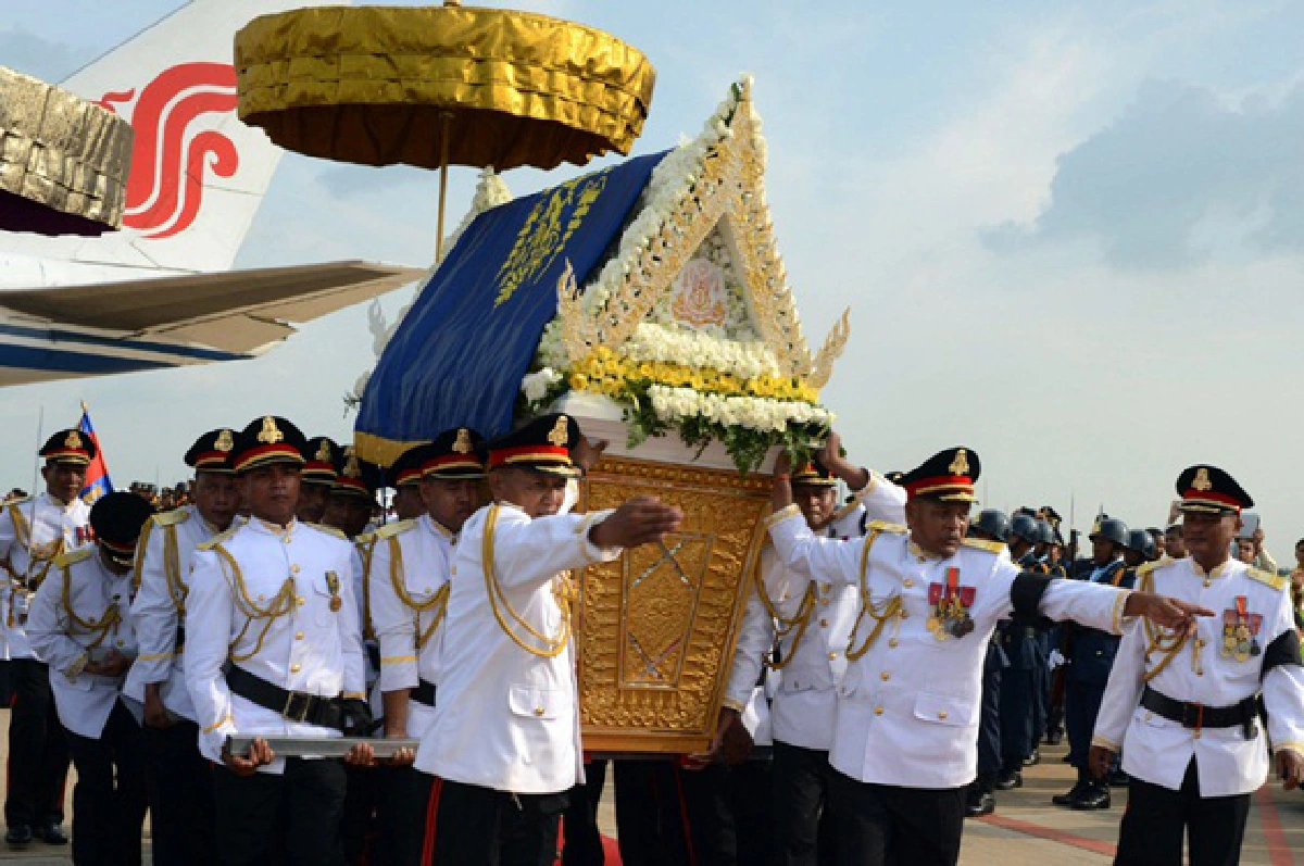 Cambodians welcome home Sihanouk