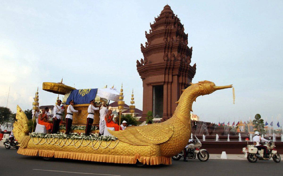Cambodians welcome home Sihanouk