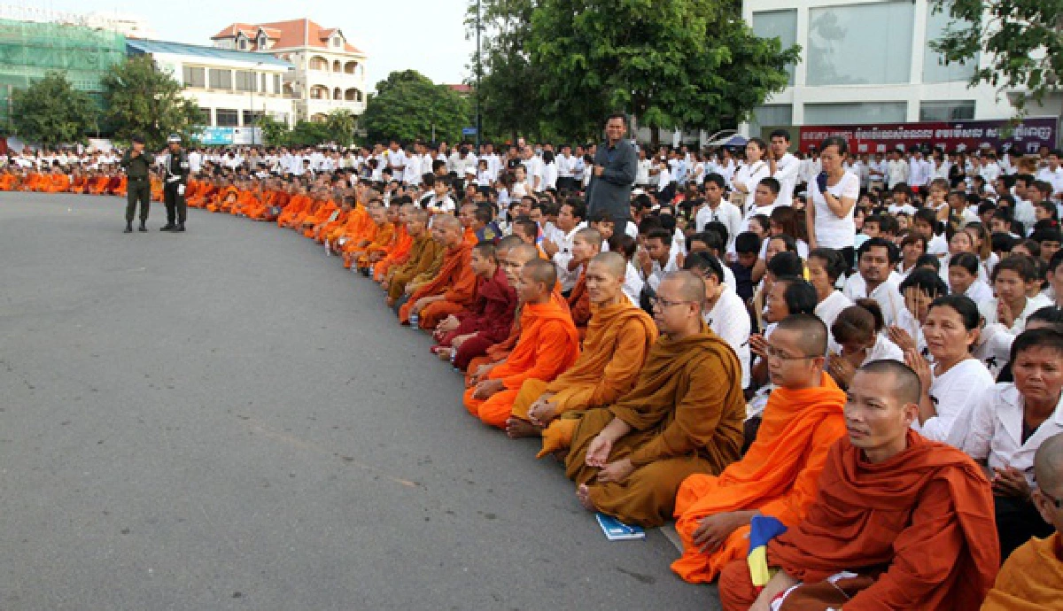 Cambodians welcome home Sihanouk