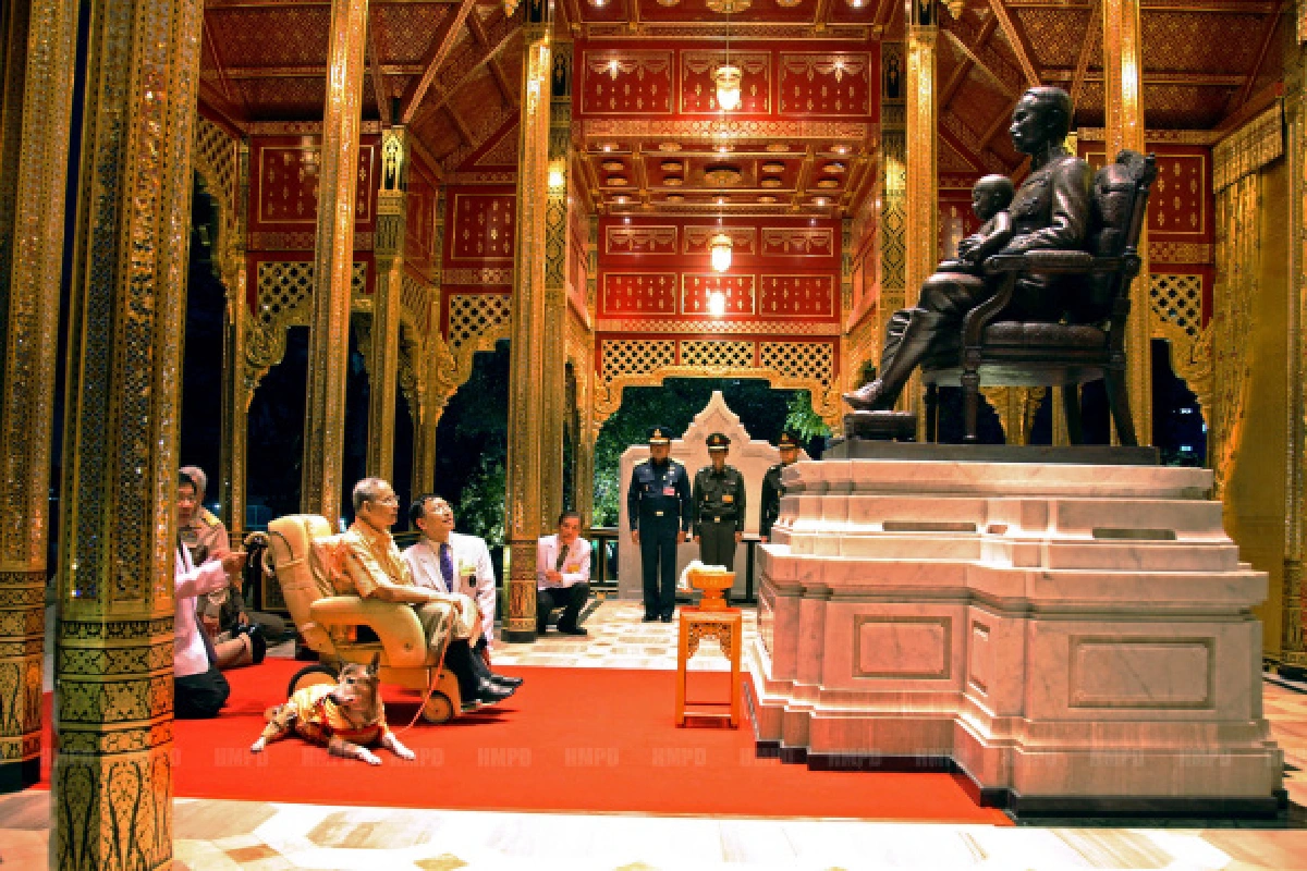 ในหลวงเสด็จฯสักการะพระราชานุสาวรีย์ร.5