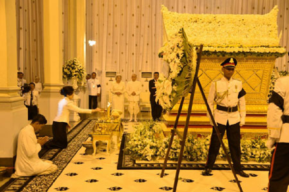 นายกฯบินเขมรเคารพพระบรมศพสมเด็จสีหนุ นายกฯบินเขมรเคารพพระบรมศพสมเด็จสีหนุ