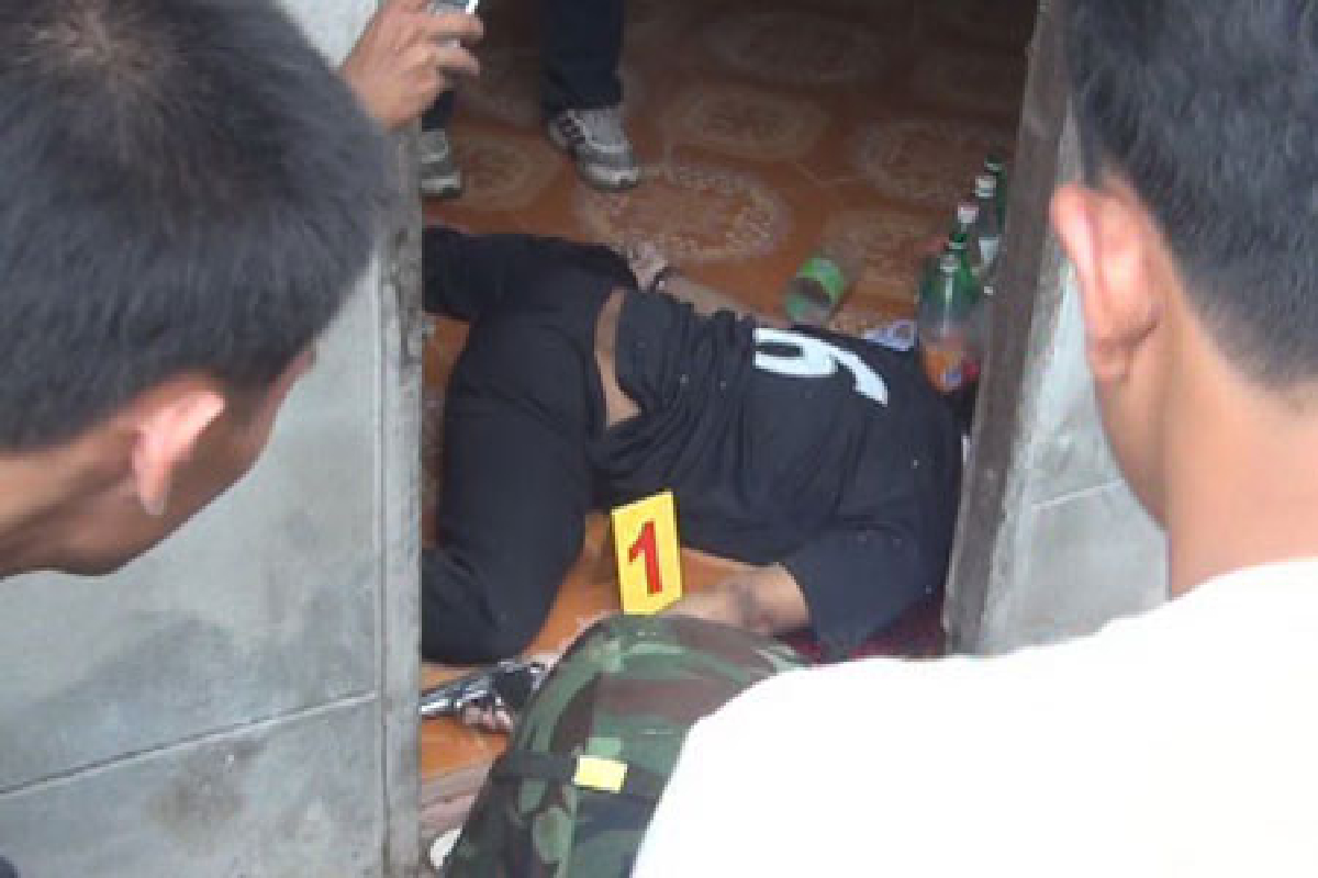 ปิดล้อมบ้านต้องสงสัยวิสามัญ1ศพ ปิดล้อมบ้านต้องสงสัยวิสามัญ1ศพ