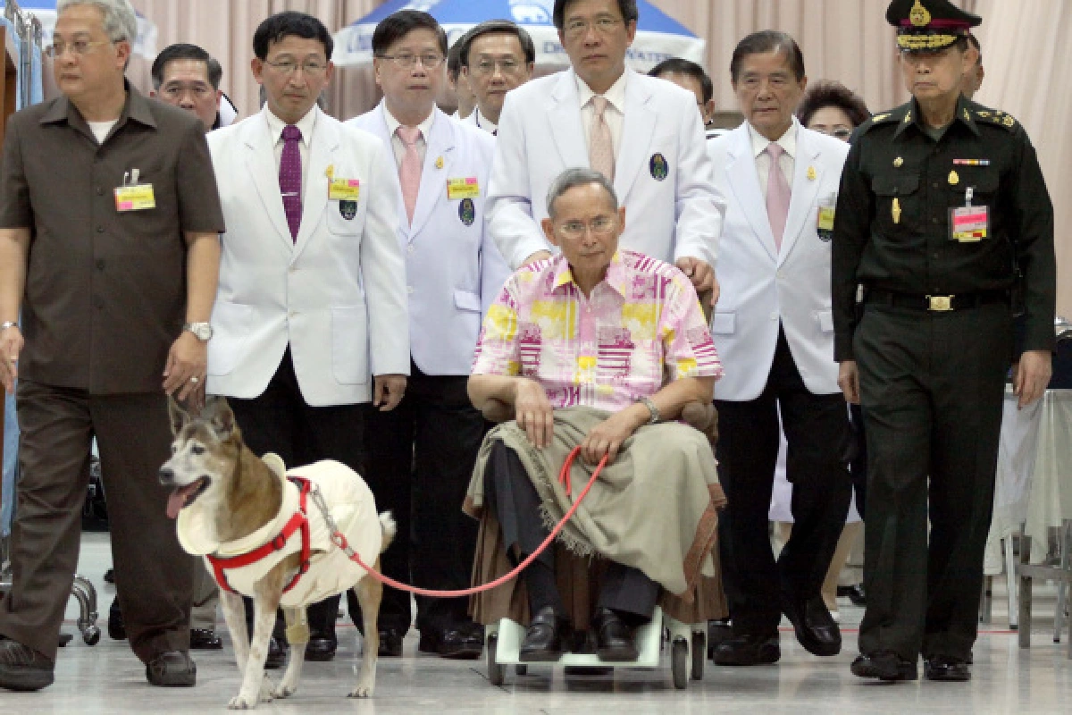ในหลวงเสด็จฯวางพวงมาลาพระบรมฉายาลักษณ์ร.5