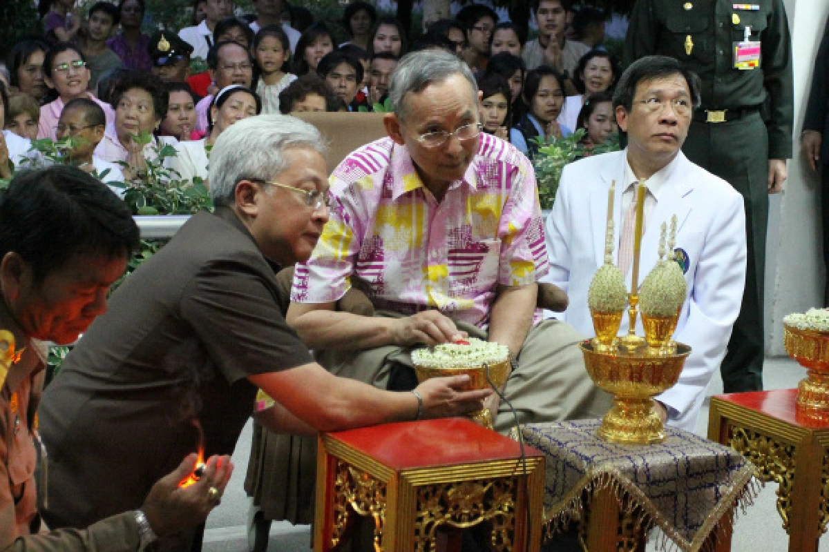 ในหลวงเสด็จฯวางพวงมาลาพระบรมฉายาลักษณ์ร.5