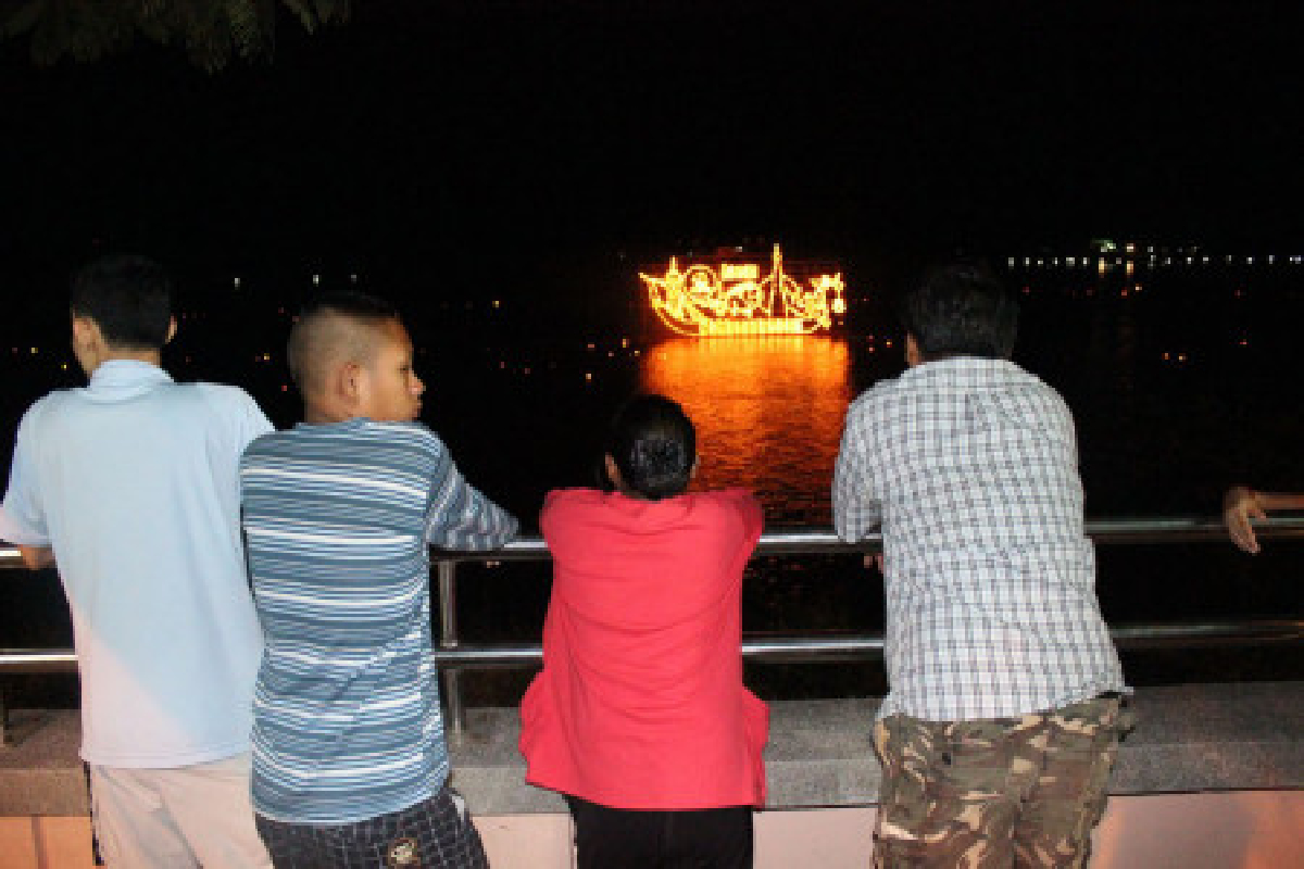 แห่ดูไหลเรือไฟโชว์วันแรกคึกคัก แห่ดูไหลเรือไฟโชว์วันแรกคึกคัก
