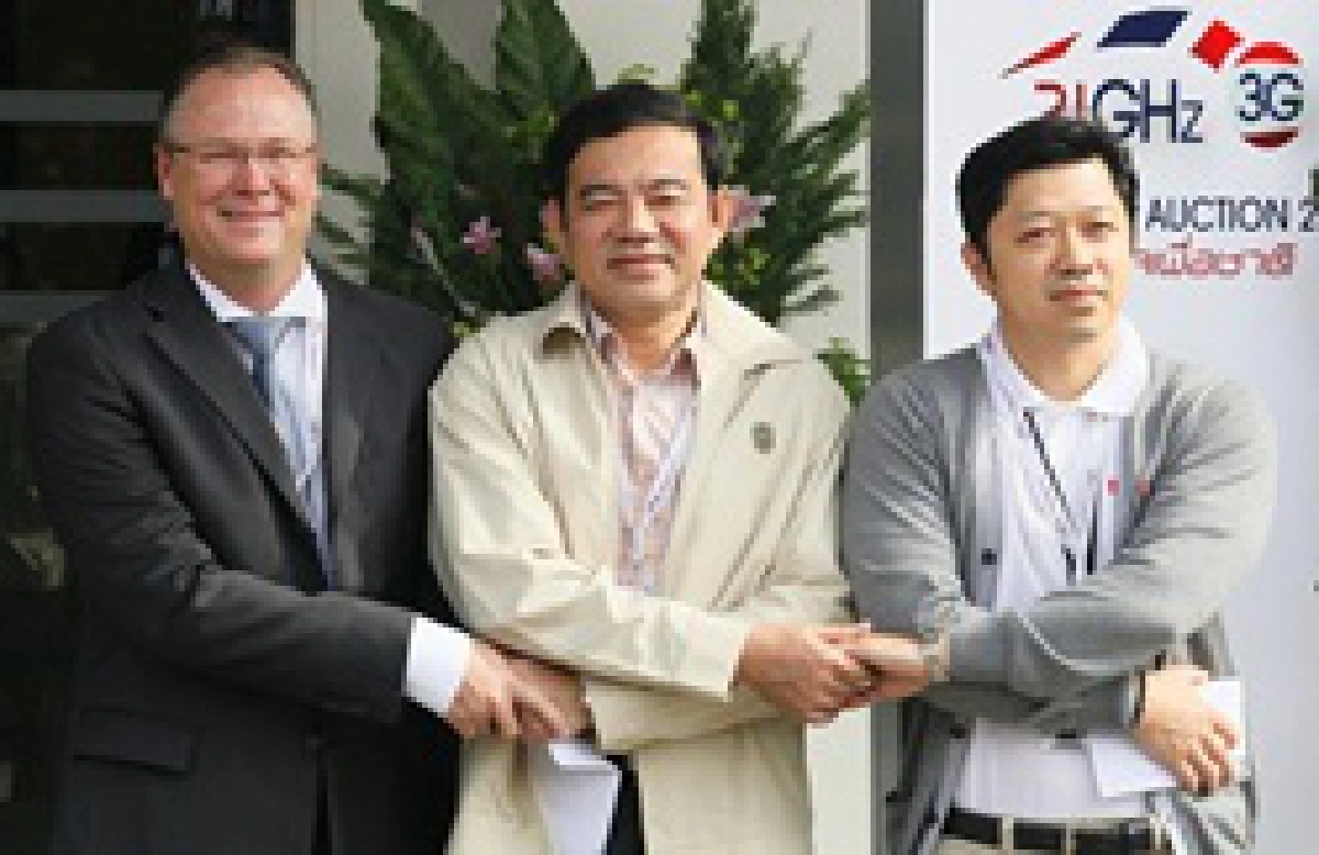 Learn Thai: 3G auction criticised