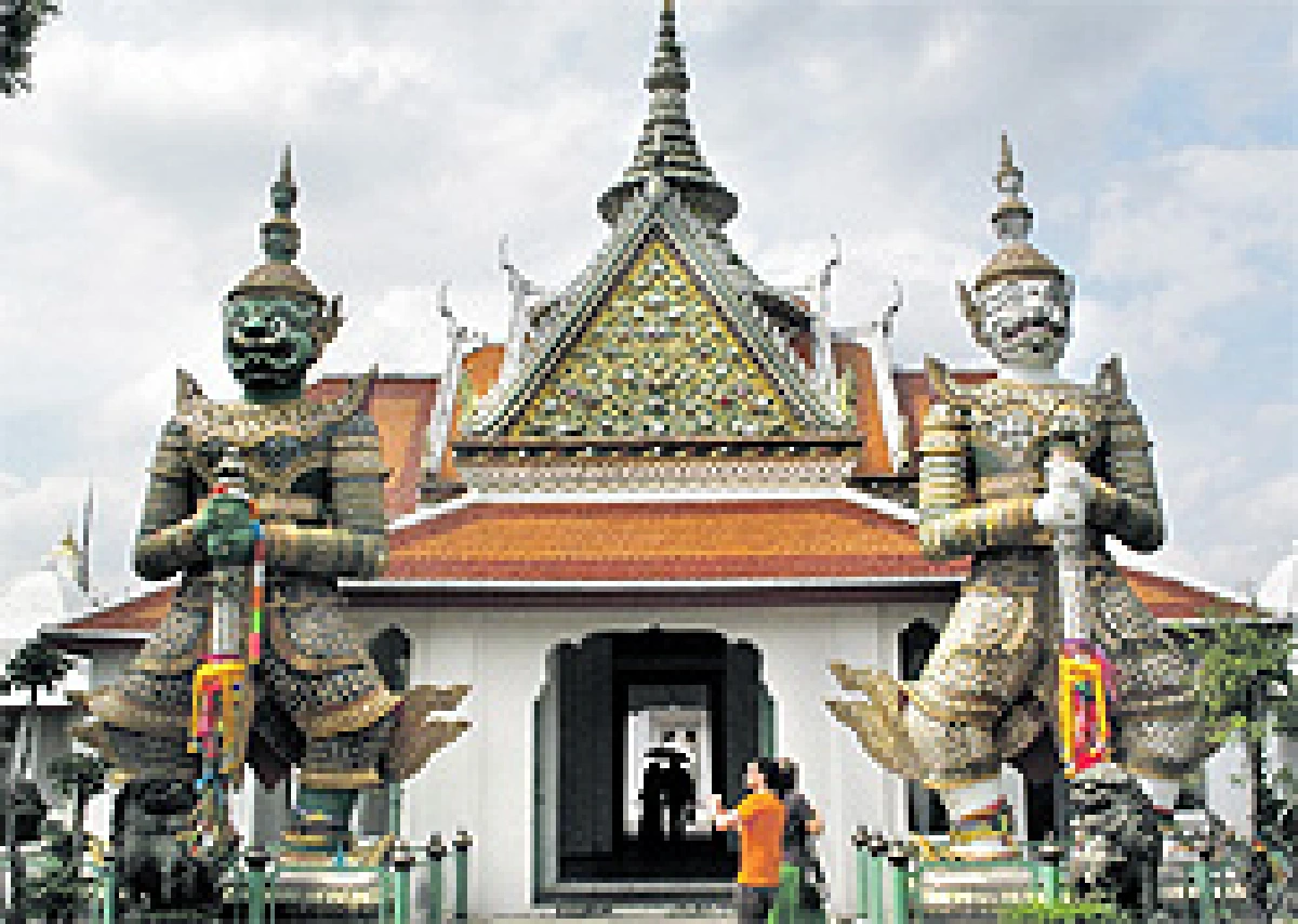 ยักษ์วัดแจ้งเรียกรัฐบาลบูรณะพระปรางค์วัดอรุณ สัญลักษณ์ของประเทศ