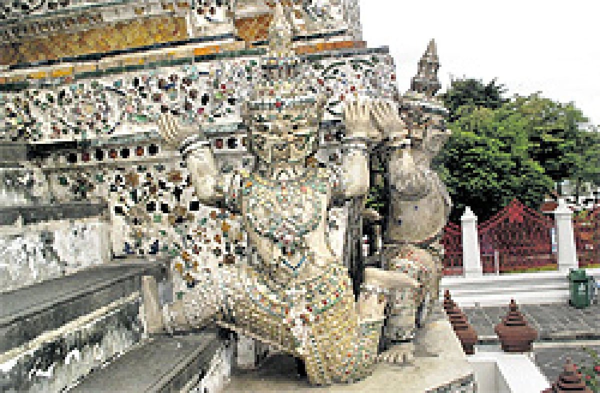 ยักษ์วัดแจ้งเรียกรัฐบาลบูรณะพระปรางค์วัดอรุณ สัญลักษณ์ของประเทศ