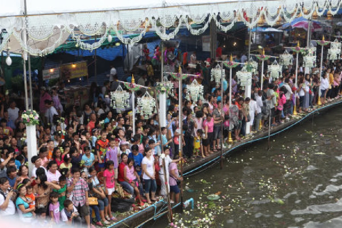 ประเพณีรับบัวที่บางพลีสุดตระการตา