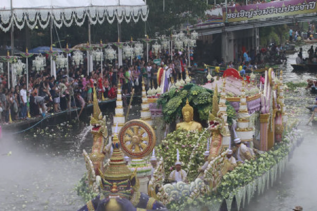 ประเพณีรับบัวที่บางพลีสุดตระการตา