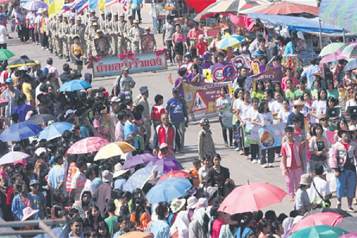 โฮมบุญออกพรรษา ‘แห่กระธูป’