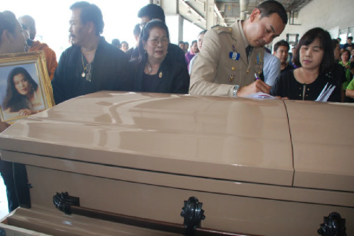 ประมวลภาพรับศพ เอ๋ พัชารา