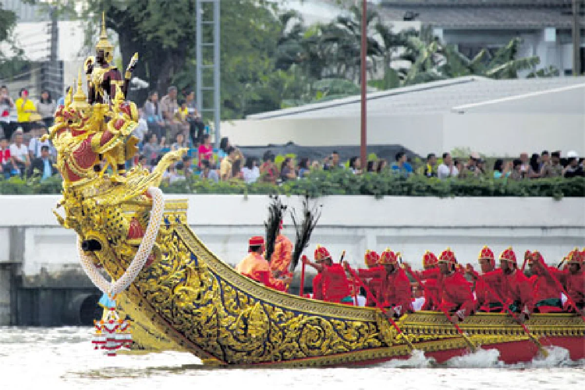 เรือพระที่นั่งงามสะพรั่งกลางสายธาร ราชประเพณีตามชลวิถีท้องน้ำเจ้าพระยา