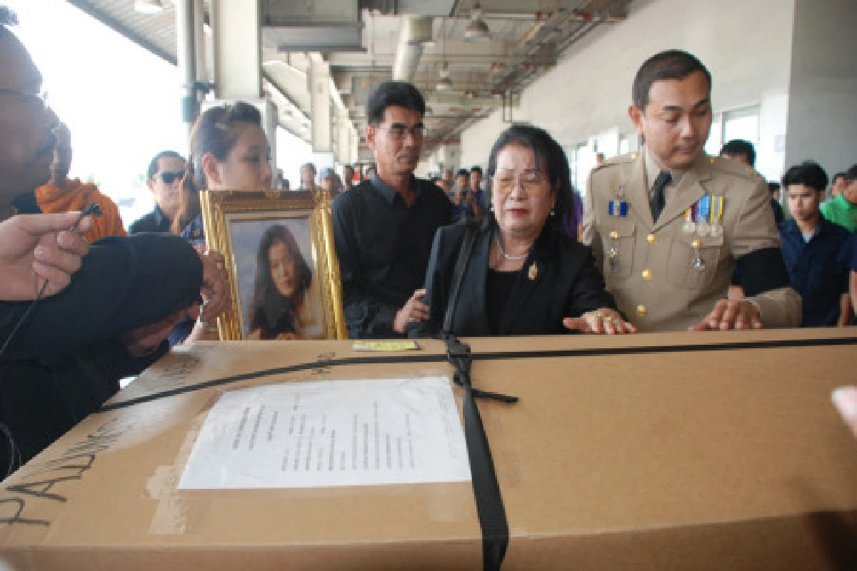 ประมวลภาพรับศพ เอ๋ พัชารา