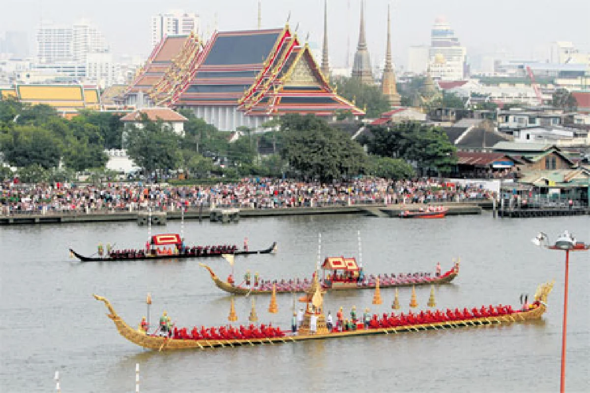 เรือพระที่นั่งงามสะพรั่งกลางสายธาร ราชประเพณีตามชลวิถีท้องน้ำเจ้าพระยา