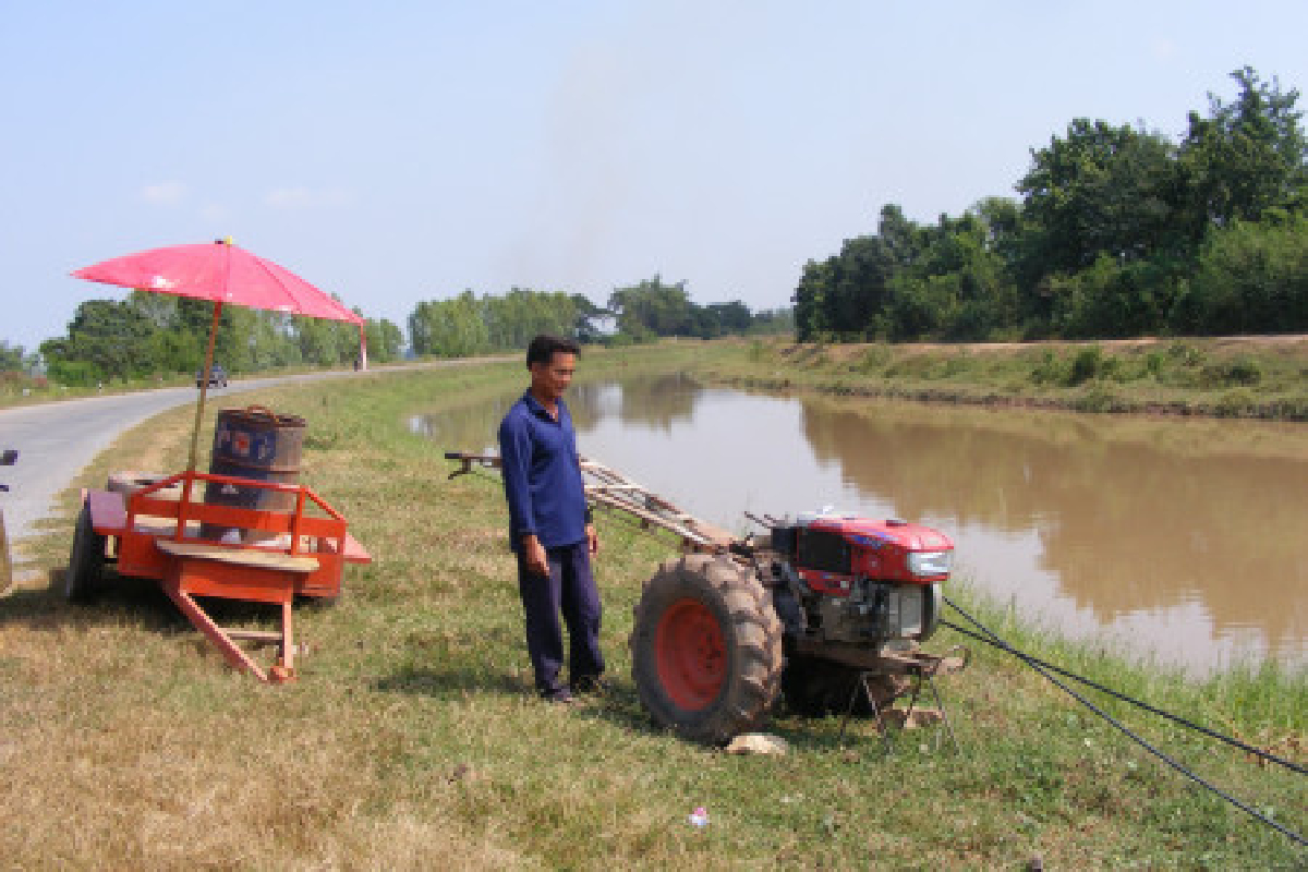 ชาวนาเร่งสูบน้ำเข้านาข้าวก่อนยืนต้นตาย ชาวนาเร่งสูบน้ำเข้านาข้าวก่อนยืนต้นตาย