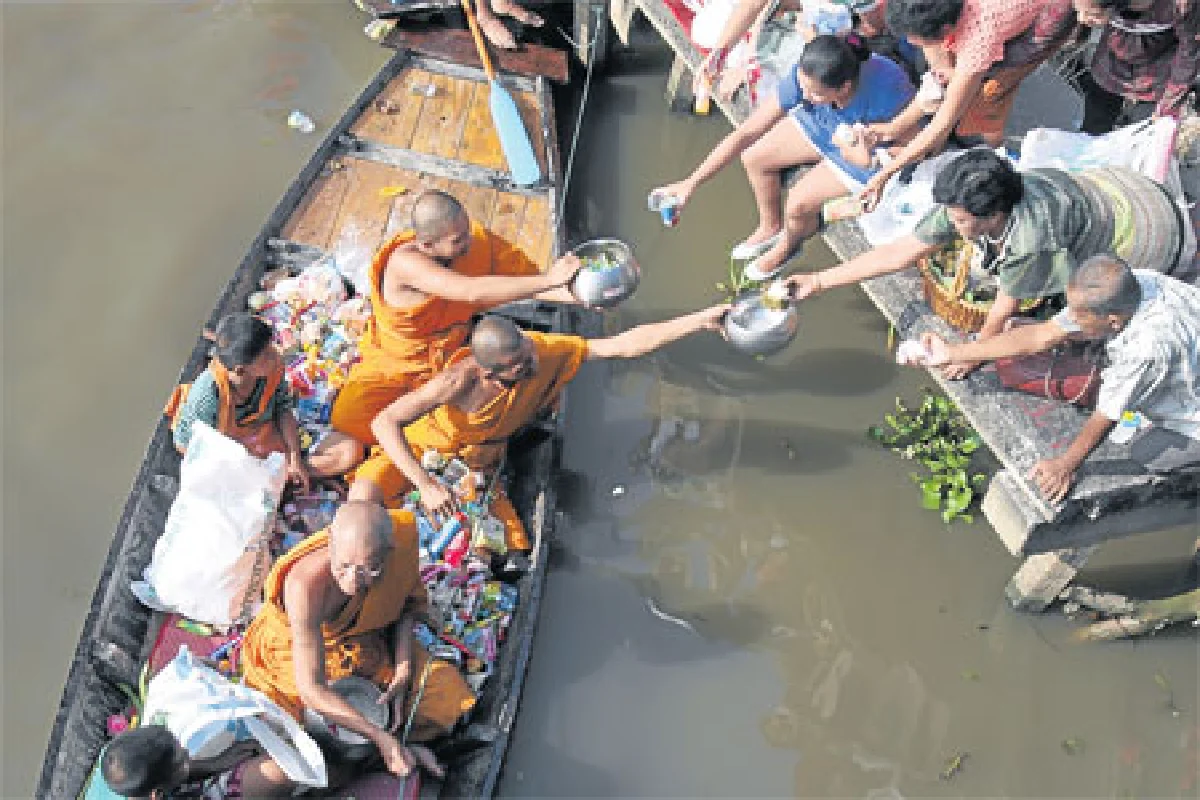 ตักบาตรพระร้อยทางเรือ
