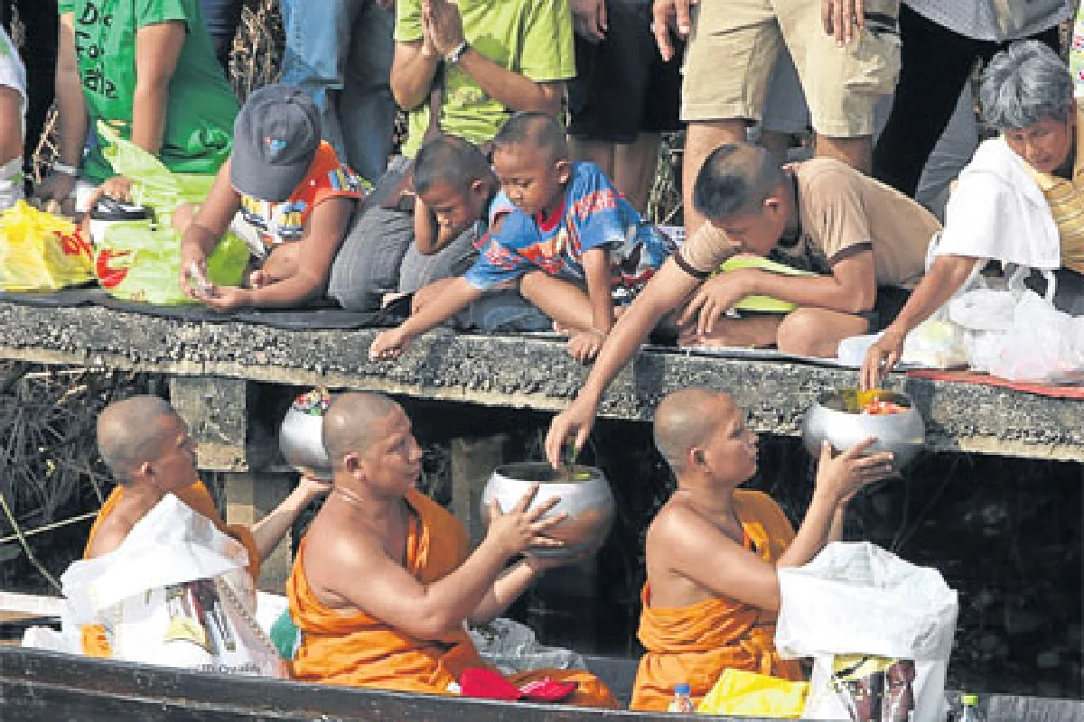 ตักบาตรพระร้อยทางเรือ